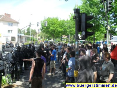Pressefoto: http://www.buergerstimmen.de/ , 2011 © Die Polizei blockiert den Durchgang zum Bahnhof für den Demonstrationszug