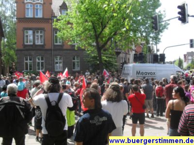 Pressefoto: http://www.buergerstimmen.de/ , 2011 © Die Demonstration zieht hundert Meter weiter zur Sedanstraße