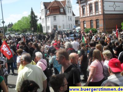 Pressefoto: http://www.buergerstimmen.de/ , 2011 © Bei der Sedanstraße stoppte der Demozug erneut - Die Verhandlungen wegen der Demonstranten am Bahnhof blieben weiter erfolglos