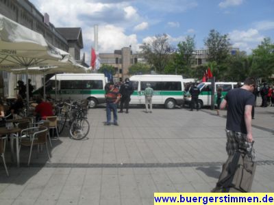 Pressefoto: http://www.buergerstimmen.de/ , 2011 © Polizeiauos als Barrieren für den Göttinger Pferch, wo die Polizei einen Versammlungsleiter für eine Demo einfordert