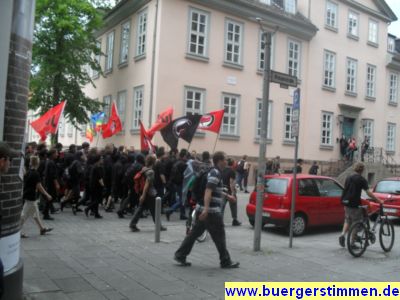 Pressefoto: http://www.buergerstimmen.de/ , 2011 © Der Demonstrationszug zieht durch die Goetheallee