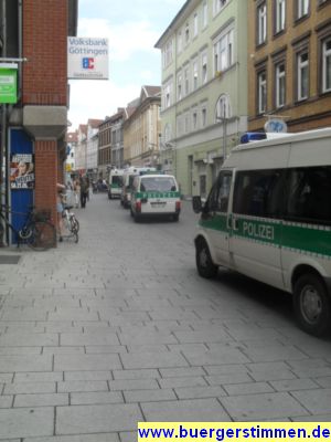 Pressefoto: http://www.buergerstimmen.de/ , 2011 © Ungewohntes Bild - Die Polizeikolonne fährt dem Demonstrationszug durch die Innenstadt hinterher