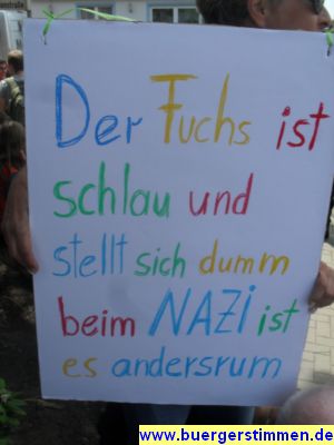 Pressefoto: http://www.buergerstimmen.de/ , 2011 © Der Fuchs ist schlau und stellt sich dumm - beim Nazi ist es andersrum