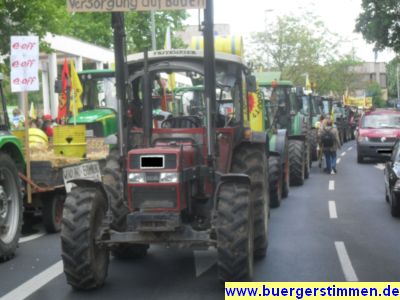 Pressefoto: http://www.buergerstimmen.de/ , 2011 © 24 Trecker warteten am Bahnhofsvorplatz