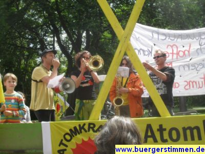 Pressefoto: http://www.buergerstimmen.de/ , 2011 © Der Wagen mit Musik sorgte am Anfang der Demo für Unterhaltung