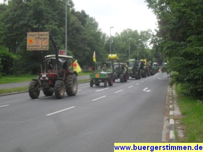 Pressefoto: http://www.buergerstimmen.de/ , 2011 © Die Treckerkolonne führte die Demo gegen Atomstrom an