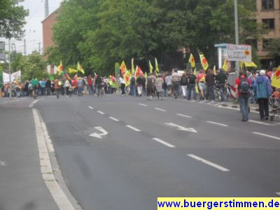 Pressefoto: http://www.buergerstimmen.de/ , 2011 © Der Demonstrationszug auf dem Weg zu den Stadtwerken