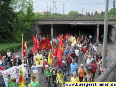 Pressefoto: http://www.buergerstimmen.de/ , 2011 © Bunter Demonstrationszug gegen Atomkraft in der Güterbahnhofstraße