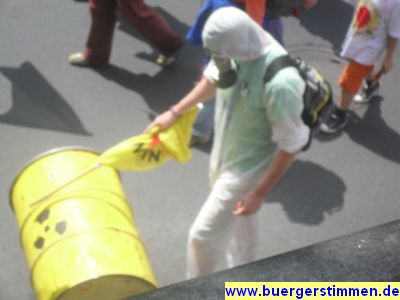 Pressefoto: http://www.buergerstimmen.de/ , 2011 © Demonstrativ wurden strahlende Fäßer gerollt - bei dem Foto versagte sogar die Schärfe-Elektronik meines Fotoapparats ;-)