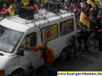 Pressefoto: http://www.buergerstimmen.de/ , 2011 © Der Lautsprecherwagen wird natürlich geschoben