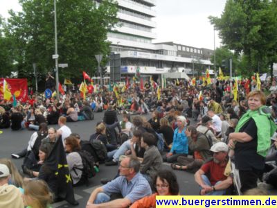 Pressefoto: http://www.buergerstimmen.de/ , 2011 © Sitzprotest für die Abschaltung der Atomkraftwerke am Weender Tor