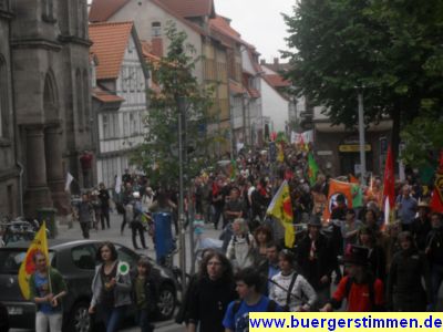 Pressefoto: http://www.buergerstimmen.de/ , 2011 © Langsam kommt der Demonstrationszug zum Albaniplatz zur Abschlusskundgebung