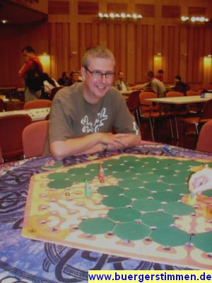Pressefoto: http://www.buergerstimmen.de/ , 2011 © Neben guten Spielideen ist auch die Spielkultur wichtig - Spiele müssen schön aussehen wie dieses Labyrinth-Spiel von Jürgen Teunis