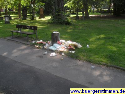 Pressefoto: http://www.buergerstimmen.de/ , 2011 © Wenig schön - aber sorgfältig wurde der Müll um die zu kleine Mülltonne herumgelegt