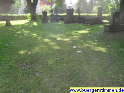 Pressefoto: http://www.buergerstimmen.de/ , 2011 © Schmuddelkinder - Der Weg zur nächsten sichtbaren Mülltonne ist hier den Besuchern wohl zu weit gewwesen
