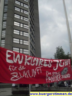 Pressefoto: http://www.buergerstimmen.de/ , 2011 © Banner vorm Neuen Rathaus - Ein klares Jein für die Zukunft
