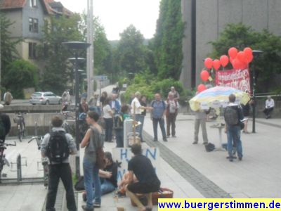 Pressefoto: http://www.buergerstimmen.de/ , 2011 © Rund vierzig Aktive protestierten gegen den Zukunftsvertrag vor dem Neuen Rathaus im Juni 2011