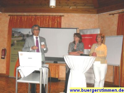 Pressefoto: http://www.buergerstimmen.de/ , 2011 © von links nach rechts - Klaus Brandl (GDA ), Stefanie Kleine (WRG), Nicole Pingel (Friseur in Duderstadt)