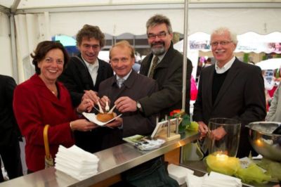 Pressefoto: , 2011 © Gottinger Genussmeile 2010 (v.l.n.r) K. Lankeit (Bürgermeisterin), F. Stelter (Superintendent), R. Schermann (Landrat), D. Barth (WRG), K. Hoffmann (GWG)