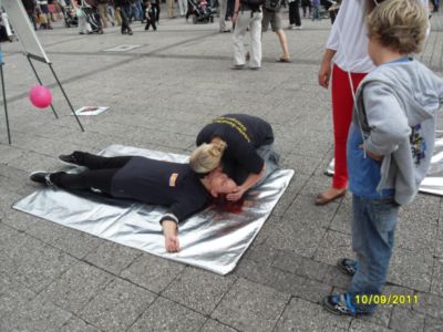 Pressefoto: , 2011 © Übung am Internationalen Tag der Ersten-Hilfe am 10.9.11 - Jau, die Testperson atmet noch