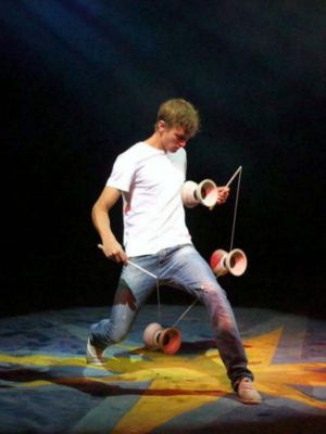Foto vom Pressemelder: Foto vom Zirkus Renz Manege , 2012 © David jongliert hier drei Diabolos - er eroberte