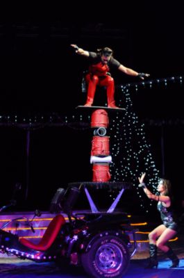 Foto vom Pressemelder: Foto vom Zirkus Renz Manege , 2012 © Zwei Rollen als 'Gelenke' und dann noch die