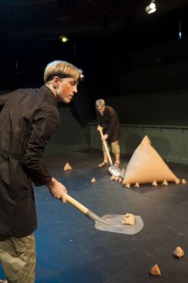 Foto vom Pressemelder: Dirk Opitz fürs Theater im OP , 2012 © Lind und Lanz schaufeln Sand - dargestellt von
