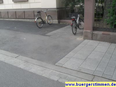 Foto vom Pressemelder: Dr. Dieter Porth , 2012 © Die Reste des alten Gehweg und der Flickerei in