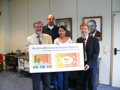 Pressefoto: , 2008 © Am 10.10. wurden feierlich an Josef Petermann, Geschäftsführer von Lünemann, sowie an Klaus Günther und Melanie Günther von Lünemann die Augusta von Olaf Gerling übergeben