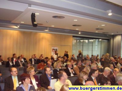 Pressefoto: http://www.buergerstimmen.de/ , 2008 © Das Auditorium lauschte aufmerksam den Worten von Franz Wucherpfennig