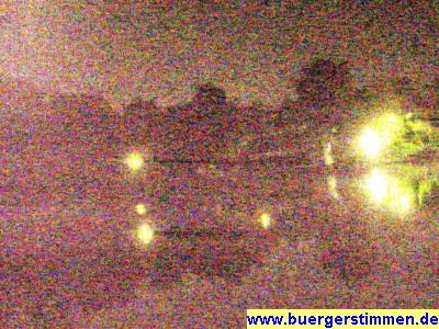 Pressefoto: http://www.buergerstimmen.de/ , 2008 © Hier sieht man als Shiluette das Wäldchen hinterm WASPO- Der Licht-Geist im Kiessee ist bei der starken Aufhellung des digitalen Fotos deutlich zu erkennen