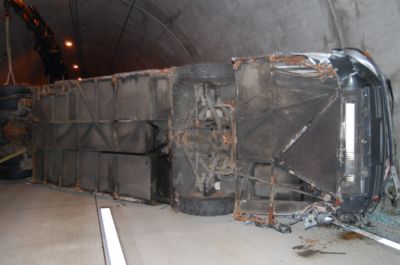 Pressefoto: , 2008 © Mit einem umgekippten Bus wurde eindrucksvoll der Unfall für die Großübung im Heidkopftunnel nachgestellt