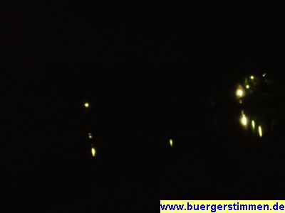 Pressefoto: http://www.buergerstimmen.de/ , 2008 © Steht man rechts neben dem großen Sperrwehr, dann erscheint der Lichtgeist. - Zum Glück ist es ein ortsfester Lichtgeist. Er krallt sich sich an ahnungslosen Wanderern fest.